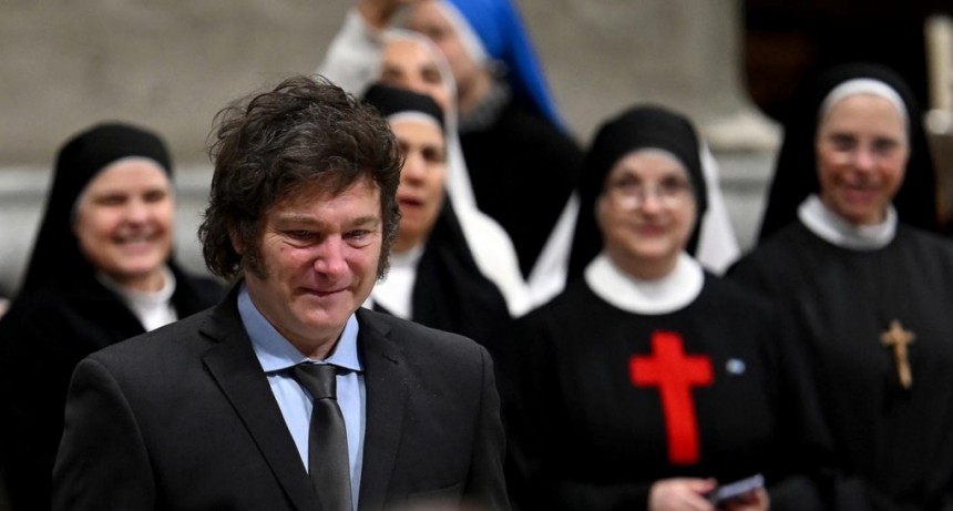  Milei saludó a Francisco y participó de la misa de canonización de Mama Antula 
