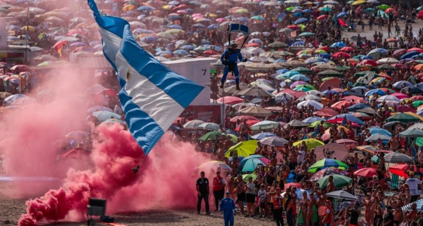  Mar del Plata festejó sus 150 años con un show de acrobacias aéreas y autos antiguos 
