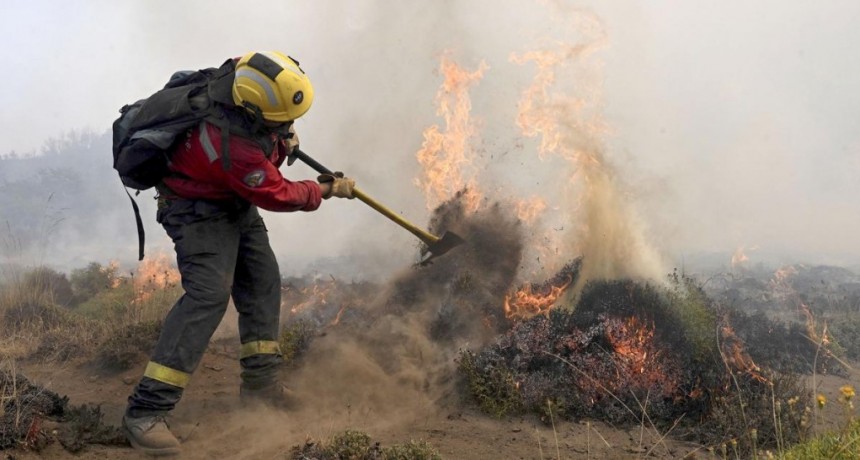  Contin&uacute;an los esfuerzos para controlar el incendio en el Parque Nacional Los Alerces 