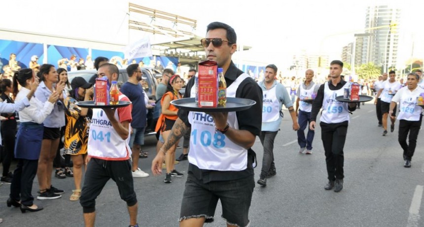  Una maratón de mozos y camareras con mega torta incluida se celebró en Mar del Plata 