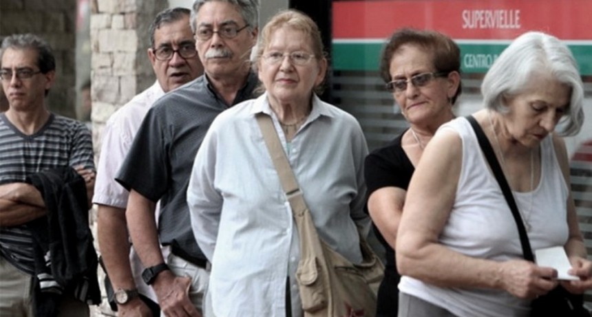  Oficializaron el bono de $70.000 para los jubilados que cobran la m&iacute;nima 