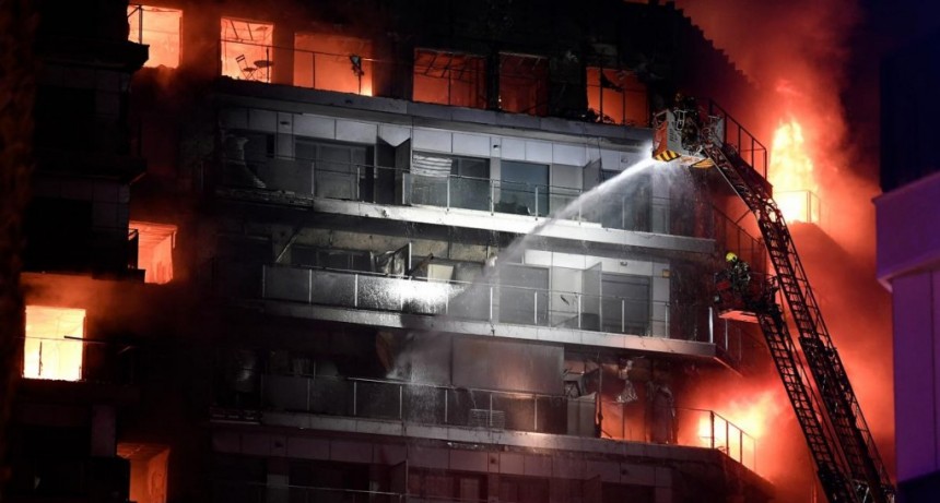  Hallan un d&eacute;cimo cad&aacute;ver en el edificio incendiado de Valencia 