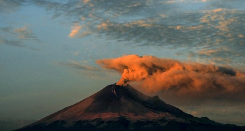  Una columna de cenizas del volcán Popocatépetl afectó vuelos en el aeropuerto de Puebla 