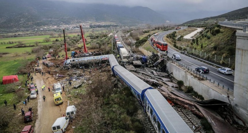  Ascienden a 36 los muertos por choque entre trenes y detienen al jefe de la estación 