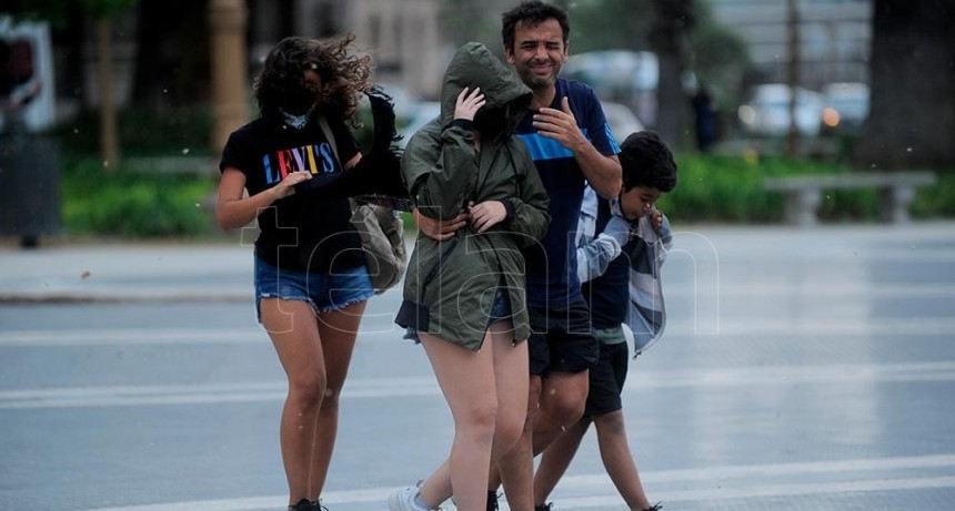  Rigen alertas por tormentas en tres provincias y por vientos en el sur del país 