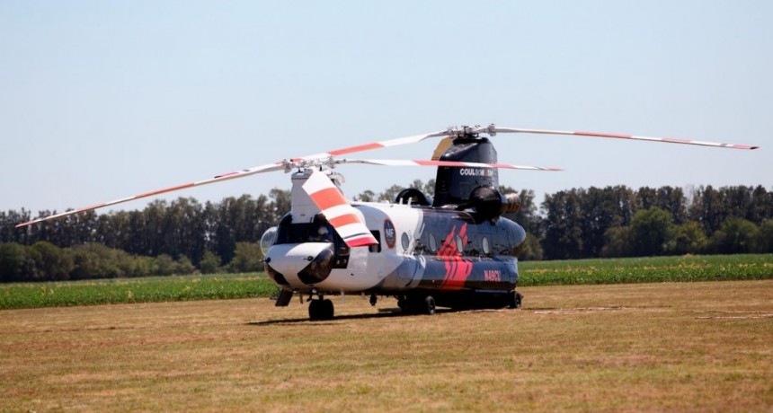  El helicóptero “Chinook” se sumó al combate contra los incendios en el delta del Paraná 