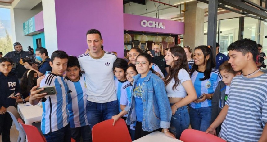  Lionel Scaloni revolucionó a El Salvador con su visita 