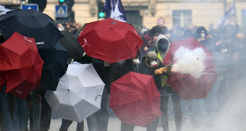 Francia paralizada en repudio a los planes de Macron de elevar la edad jubilatoria 