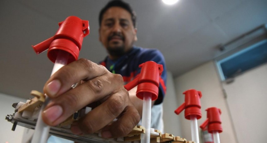  La única fábrica de cabezales para sifones de soda descartables está en Ezeiza y exporta al mundo 