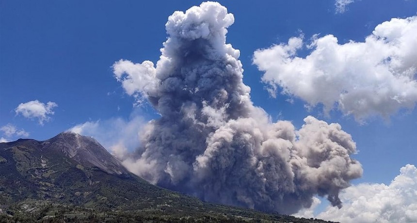  El volcán Merapi entró en erupción y cubrió de ceniza varios pueblos de Indonesia 