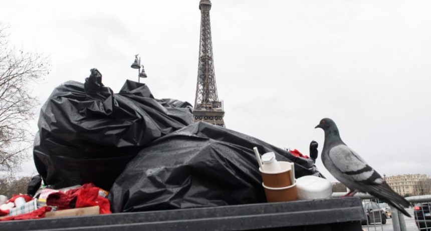  Más de 5 mil toneladas de basura acumuladas en París por el paro de recolectores 