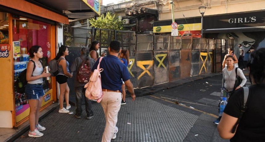  Nuevos allanamientos en depósitos de mercadería de manteros en Once 