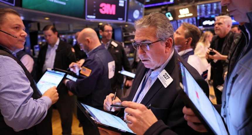  La crisis bancaria en EEUU impacta en precio del crudo y el oro cerró más de 1.900 dólares 