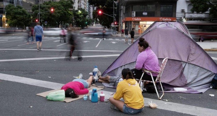  Organizaciones piqueteras mantienen el acampe sobre 9 de Julio 