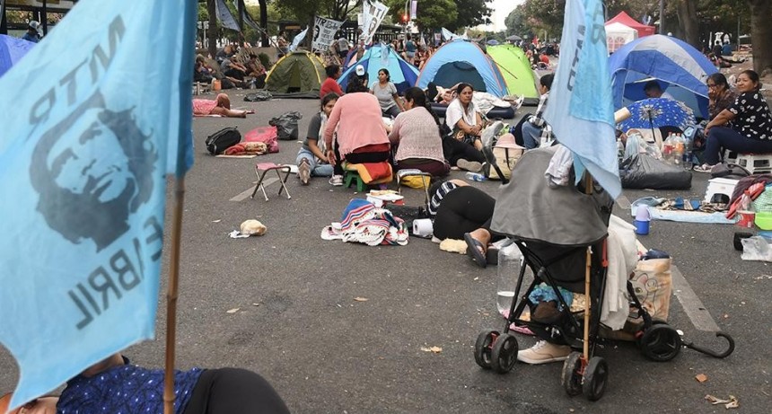  Organizaciones piqueteras mantienen el acampe sobre la avenida 9 de Julio 