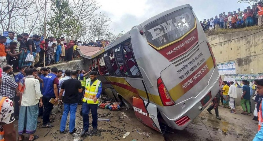  Al menos 19 muertos al caer un micro a una zanja en Bangladesh 