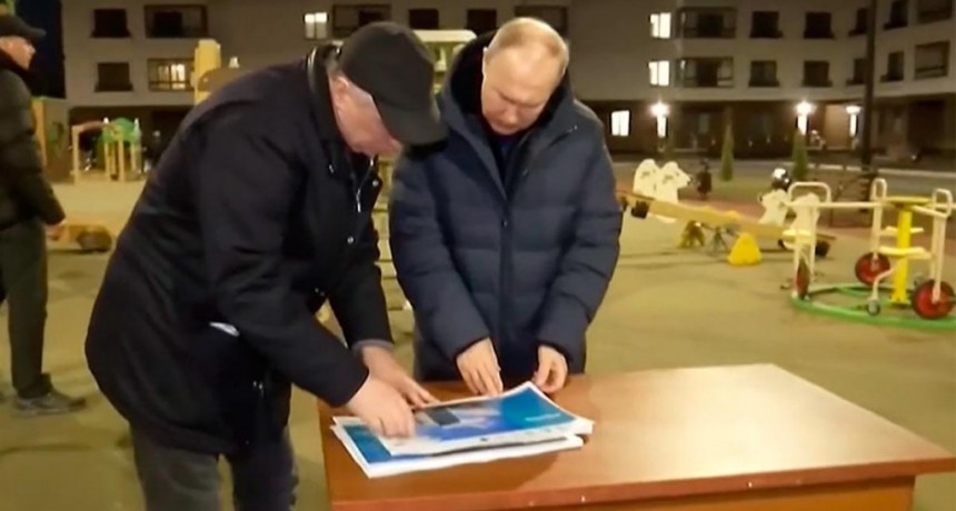  Putin visitó Mariupol y dialogó con los habitantes de la ciudad 