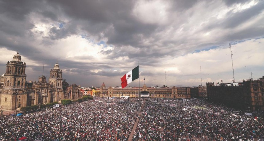  López Obrador demostró su fuerza a los opositores y a EEUU ante más de 100 mil personas 