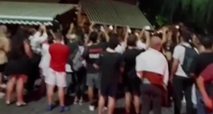  Messi cenó en una parrilla y afuera una multitud le cantó 