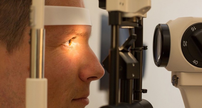  Un hombre que era ciego volvió a ver tras un autotrasplante de ojo en Italia 
