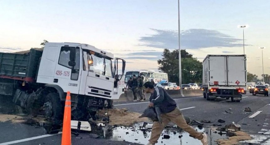  Cuatro heridos y demoras por un triple choque en la autopista Riccheri 