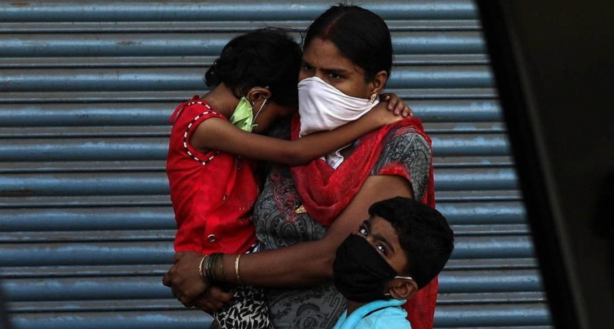 Una nueva ola de contagios recorre el mundo y muchos países extreman las restricciones