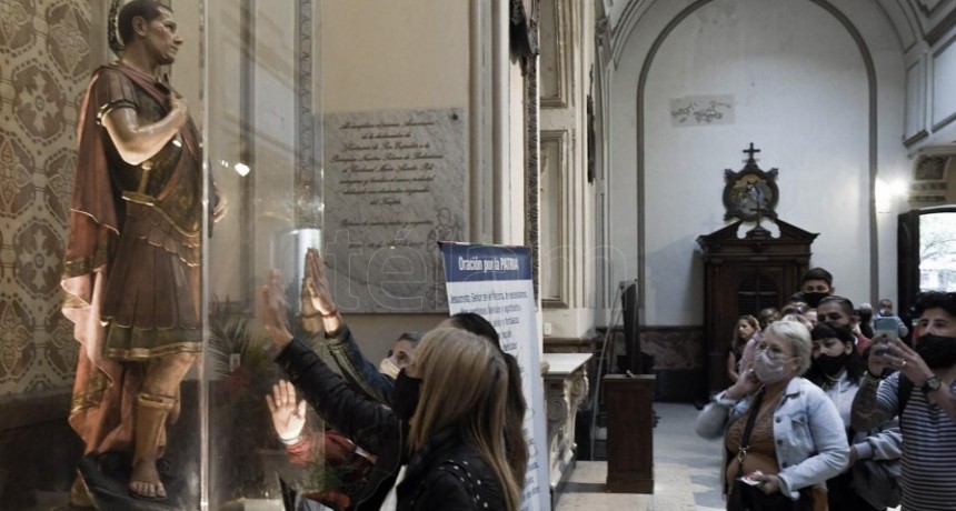  Una multitud de fieles celebra a San Expedito con el lema "Ay&uacute;danos a trabajar por la paz" 