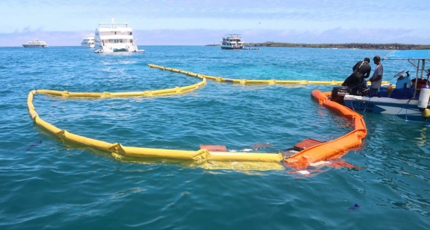  Una embarcaci&oacute;n que llevaba unos 7.500 litros de di&eacute;sel se hundi&oacute; frente a Gal&aacute;pagos 