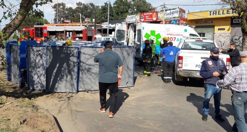  Cuatro j&oacute;venes muertos por el choque de un auto contra un &aacute;rbol 