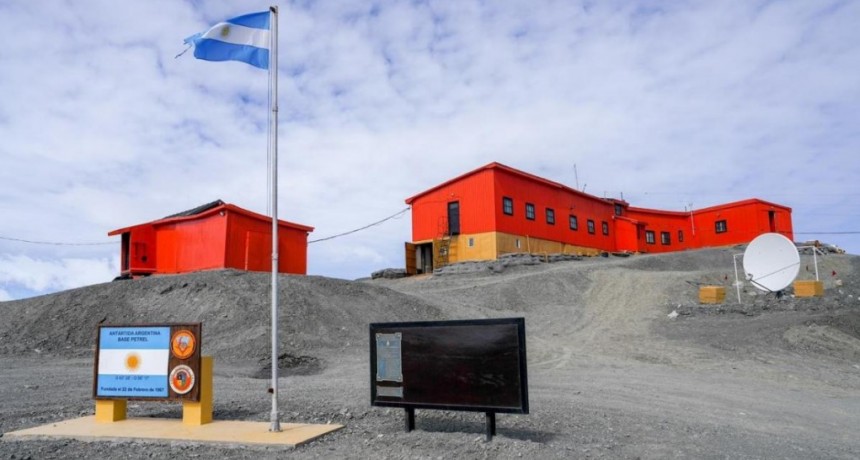  Frente a la base Petrel, la tripulación del 