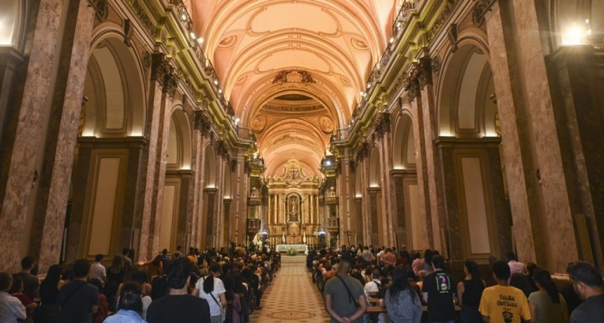  Cientos de fieles participaron de la misa de Pascuas en la Catedral Metropolitana 