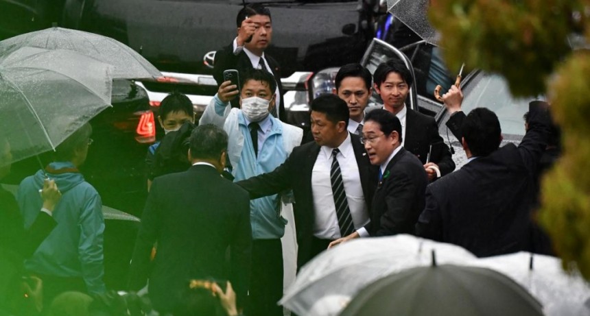  Evacuaron ileso al primer ministro japonés tras una explosión durante un acto electoral 
