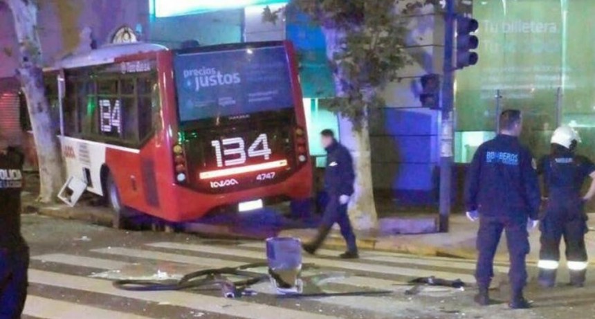  Un colectivo chocó en Parque Patricios y 16 personas resultaron heridas 