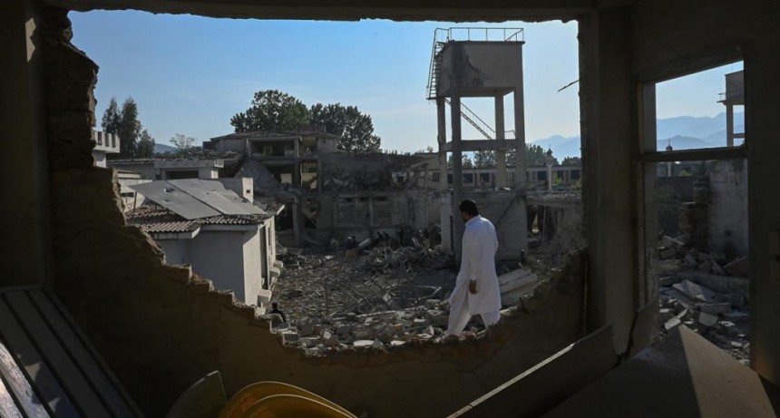  La explosión de una comisaría en Pakistán ya produjo 16 muertos 