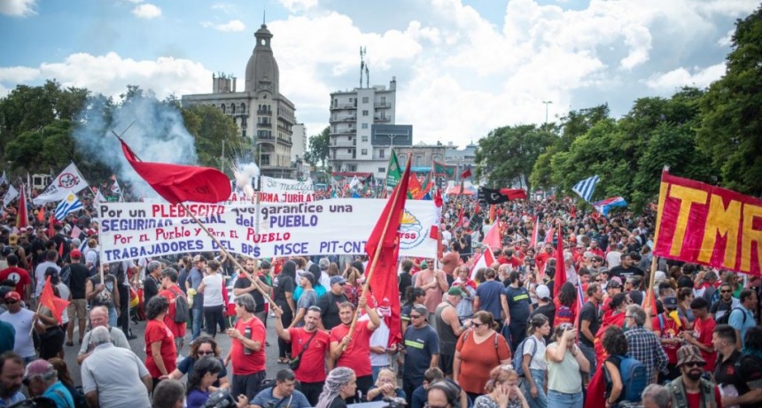  Masivo paro y movilización en Uruguay contra la reforma jubilatoria 