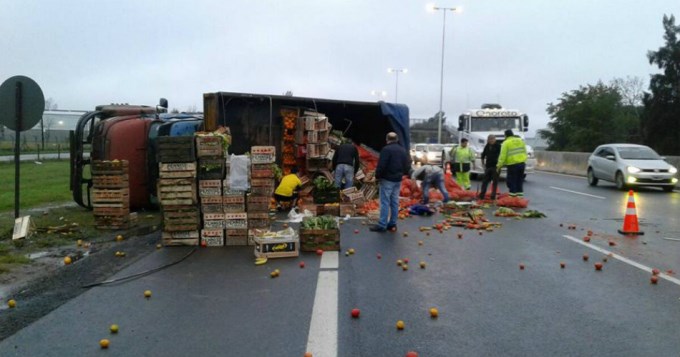 Volcó camión con frutas y verduras en Acceso Oeste