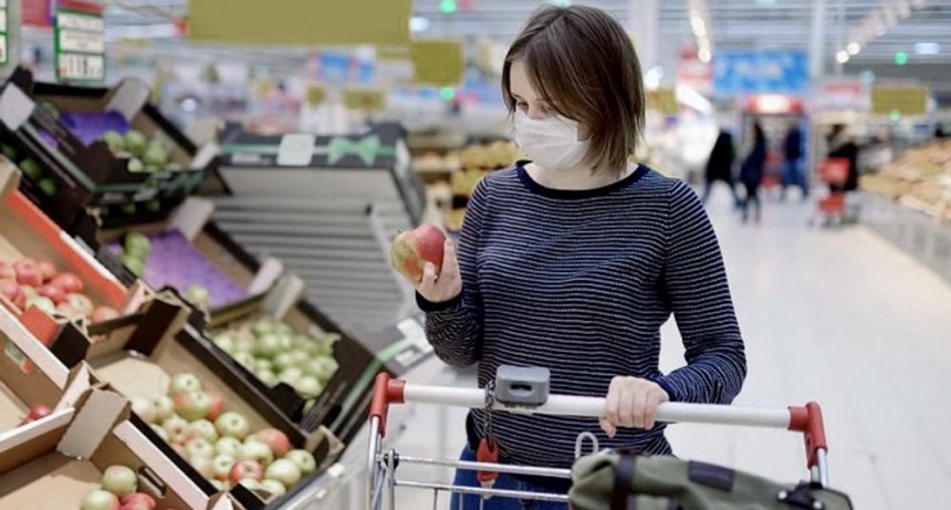 El Gobierno analiza eliminar el IVA para compras con la Tarjeta Alimentar