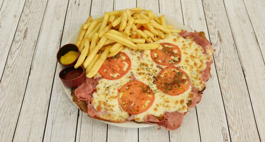  Celebran el D&iacute;a de la Milanesa con una "napolitana" de cuatro metros por tres 
