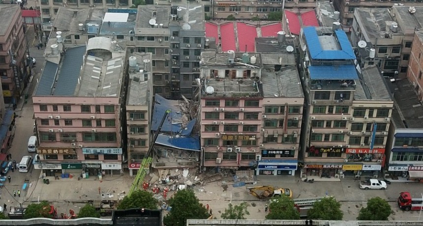  China: se derrumb&oacute; un edificio y buscan sobrevivientes entre m&aacute;s de 50 personas 