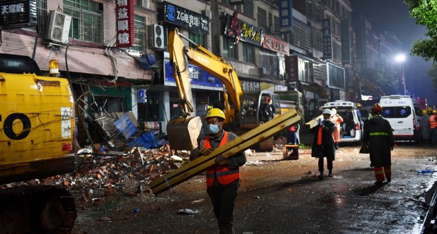  Despu&eacute;s de tres d&iacute;as, hallan a una persona entre los escombros del edificio derrumbado 