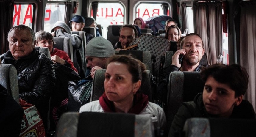  Los civiles evacuados de Mariupol llegaron a una ciudad controlada por Ucrania 