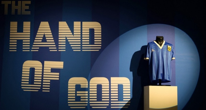 La camiseta de Maradona se vendi&oacute; en casi nueve millones de d&oacute;lares 