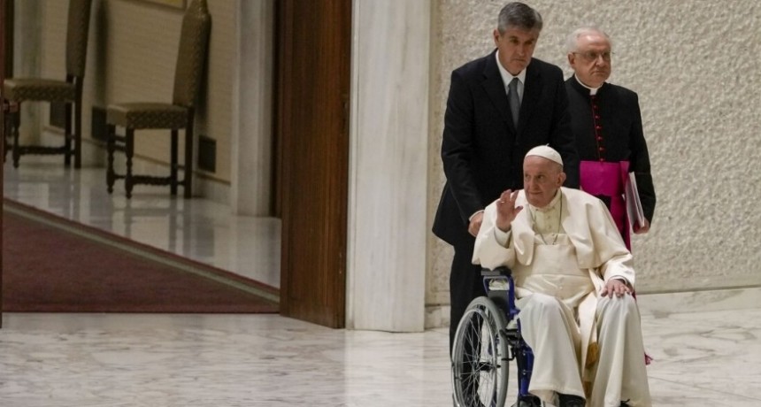  Francisco empez&oacute; a usar silla de ruedas para acelerar la recuperaci&oacute;n de la rodilla derecha 