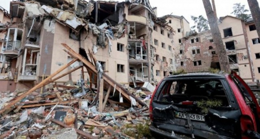  Temen decenas de muertos por un bombardeo ruso a una escuela en Ucrania 