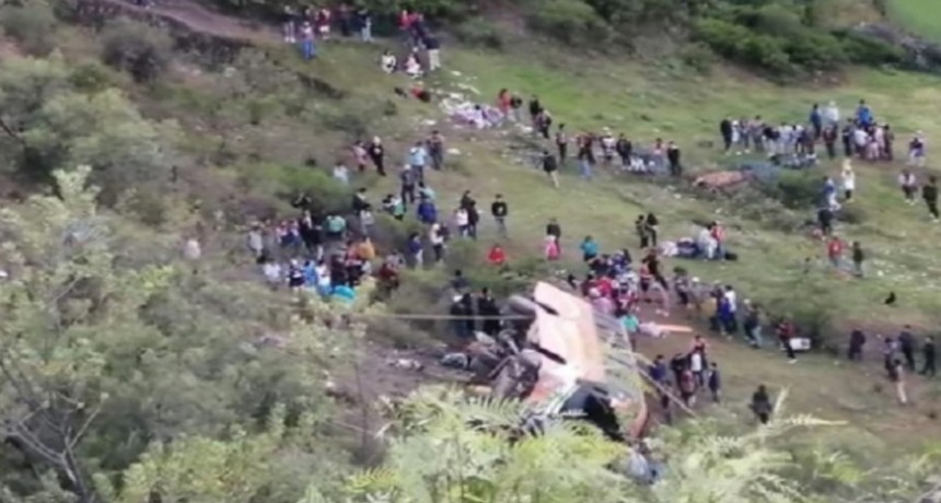  Al menos 11 personas murieron y 34 resultaron heridas al caer un colectivo 