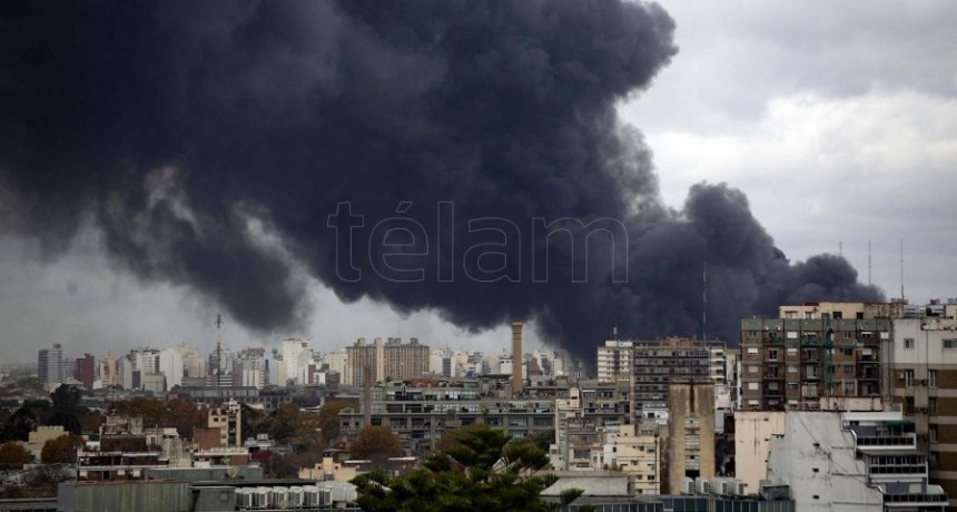  Los bomberos lograron circunscribir el incendio en una f&aacute;brica de Avellaneda 