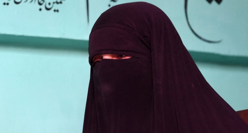  Talibanes ordenan a periodistas afganas taparse el rostro para salir en televisi&oacute;n 