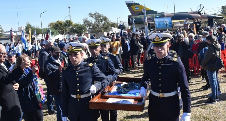  Entronizaron en el Museo Nacional de Malvinas en Oliva restos de un avi&oacute;n ca&iacute;do en 1982 