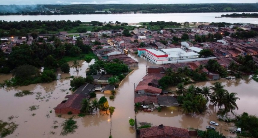  Al menos 28 personas murieron por las lluvias que no cesan en Pernambuco 