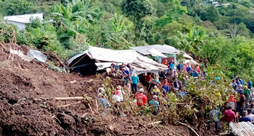  Seis ni&ntilde;os y una mujer murieron tras un alud en Guatemala 